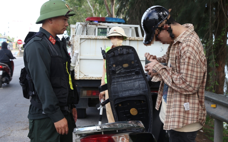 Nhiều t&agrave;i xế ở Nghệ An bị xử phạt, tạm giữ giấy ph&eacute;p l&aacute;i xe t&iacute;ch hợp tr&ecirc;n VNeID- Ảnh 2.