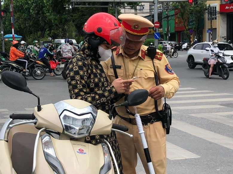 T&agrave;i xế đầu ti&ecirc;n ở H&agrave; Nội bị tạm giữ giấy ph&eacute;p l&aacute;i xe qua VNeID- Ảnh 1.