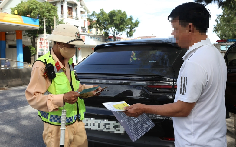 Nhiều t&agrave;i xế ở Nghệ An bị xử phạt, tạm giữ giấy ph&eacute;p l&aacute;i xe t&iacute;ch hợp tr&ecirc;n VNeID- Ảnh 1.