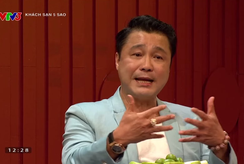 T&agrave;i tử L&yacute; H&ugrave;ng kể về thời đi h&aacute;t phải ngồi xe &ocirc;m, ăn m&igrave; g&oacute;i- Ảnh 1.