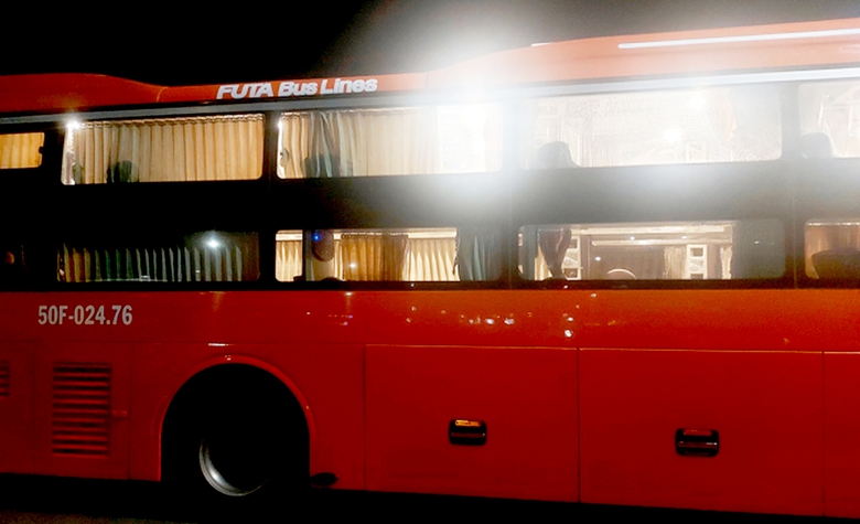 Nghi&ecirc;m trị h&agrave;nh vi n&eacute;m đ&aacute; xe đang chạy- Ảnh 1.