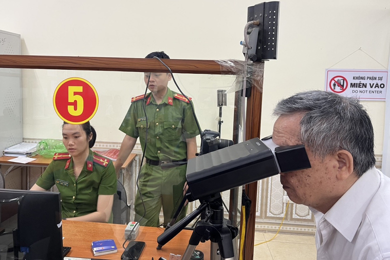 Trẻ em th&iacute;ch th&uacute; l&agrave;m thẻ căn cước trong ng&agrave;y đầu thu nhận th&ocirc;ng tin mống mắt- Ảnh 6.