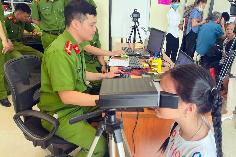 Trẻ em th&iacute;ch th&uacute; l&agrave;m thẻ căn cước trong ng&agrave;y đầu thu nhận th&ocirc;ng tin mống mắt- Ảnh 4.