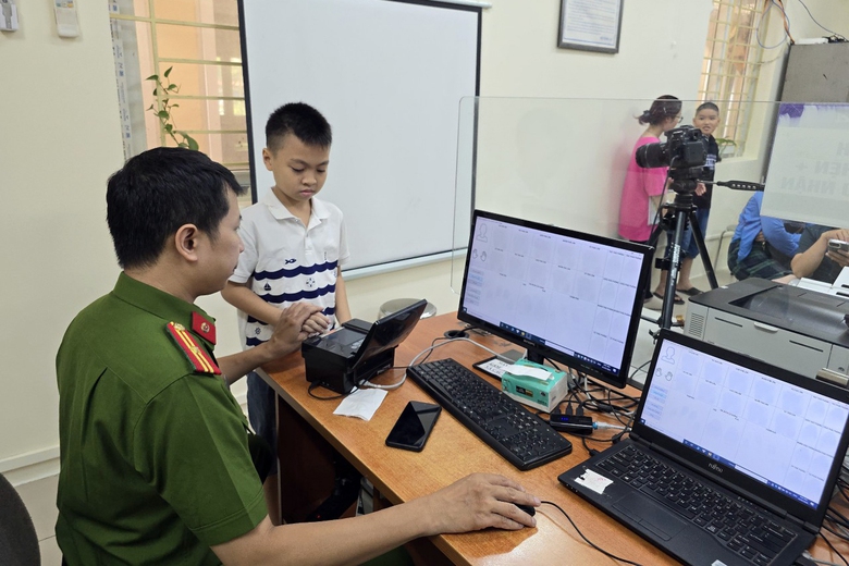 Trẻ em th&iacute;ch th&uacute; l&agrave;m thẻ căn cước trong ng&agrave;y đầu thu nhận th&ocirc;ng tin mống mắt- Ảnh 8.