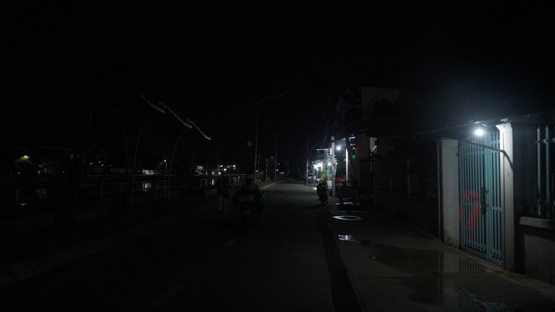 V&igrave; sao đường k&egrave; trăm tỷ ở Cần Thơ c&oacute; đ&egrave;n vẫn tối om?- Ảnh 1.