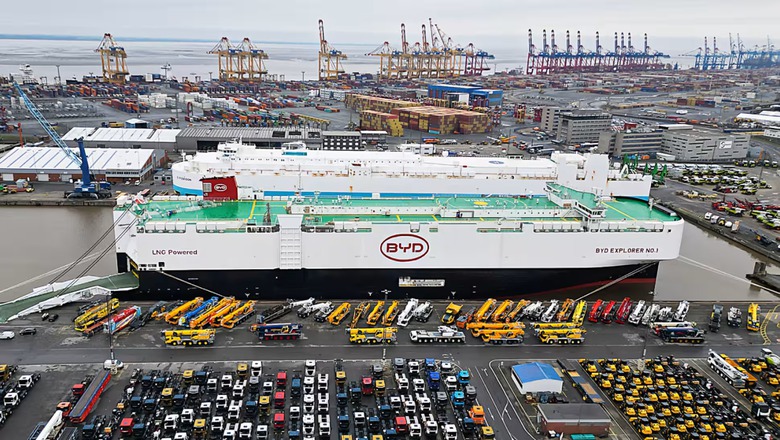 EU ch&iacute;nh thức &aacute;p thuế mạnh mẽ đối với xe điện chạy bằng pin (BEV) sản xuất tại Trung Quốc sau nhiều th&aacute;ng điều tra khoản trợ cấp ch&iacute;nh phủ Trung Quốc d&agrave;nh cho c&aacute;c c&ocirc;ng ty xe điện của nước n&agrave;y. (Ảnh: Nikkei Asia)