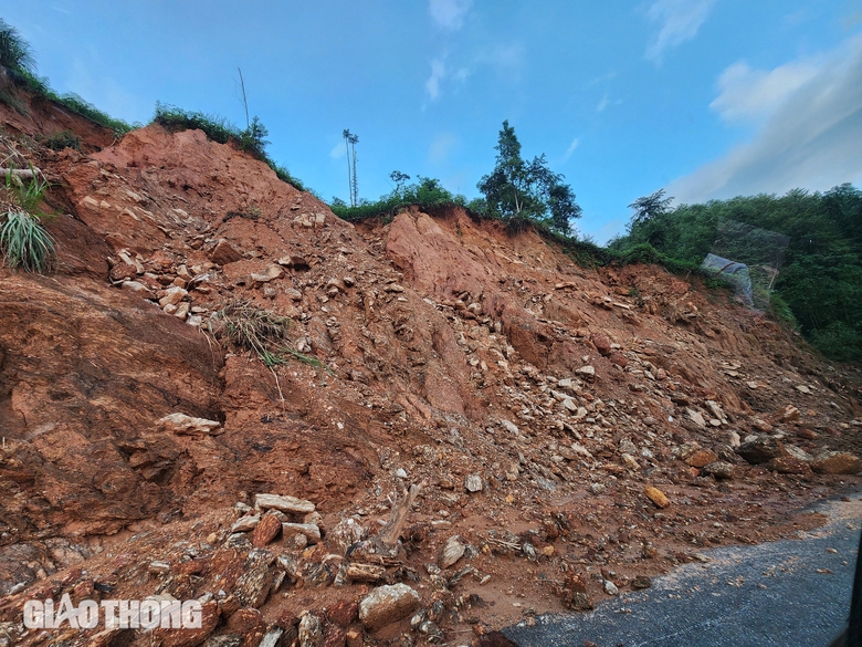 Tỉnh lộ 177 sạt lở nghiêm trọng, tiềm ẩn nguy cơ mất ATGT ở Hà Giang- Ảnh 5. Tỉnh lộ 177 sạt lở nghiêm trọng, tiềm ẩn nguy cơ mất ATGT ở Hà Giang- Ảnh 5.