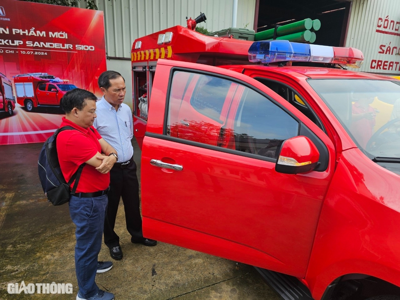 Cận cảnh xe chữa ch&aacute;y nh&agrave; trong ng&otilde; hẻm vừa ra mắt tại TP.HCM- Ảnh 2.