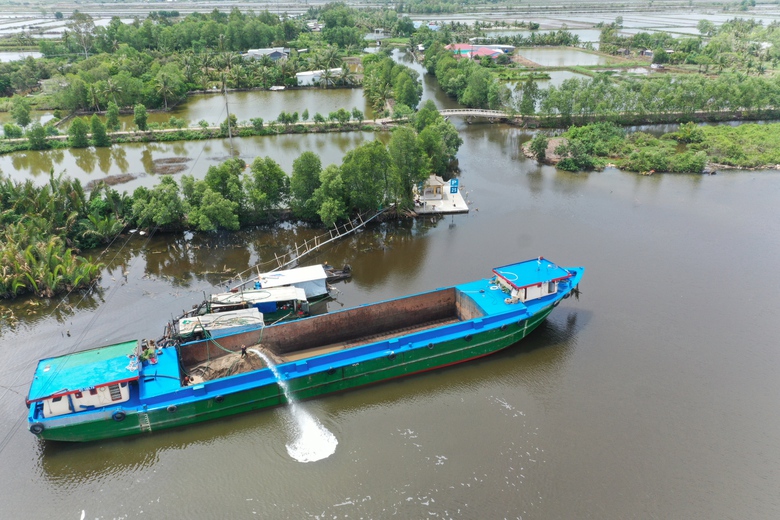 S&agrave; lan chở c&aacute;t biển đầu ti&ecirc;n về c&ocirc;ng trường cao tốc ở C&agrave; Mau- Ảnh 3.