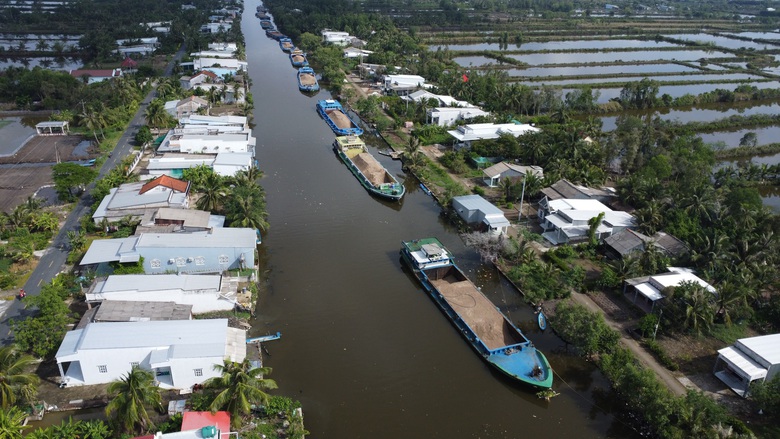 S&agrave; lan chở c&aacute;t biển đầu ti&ecirc;n về c&ocirc;ng trường cao tốc ở C&agrave; Mau- Ảnh 1.
