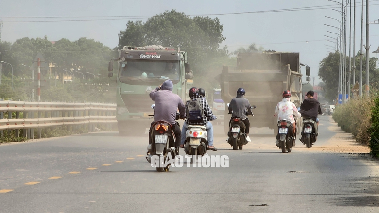 Bất an đường đấu nối tr&aacute;i ph&eacute;p với quốc lộ 1A, xe tải lớn nườm nượp v&agrave;o ra- Ảnh 1.