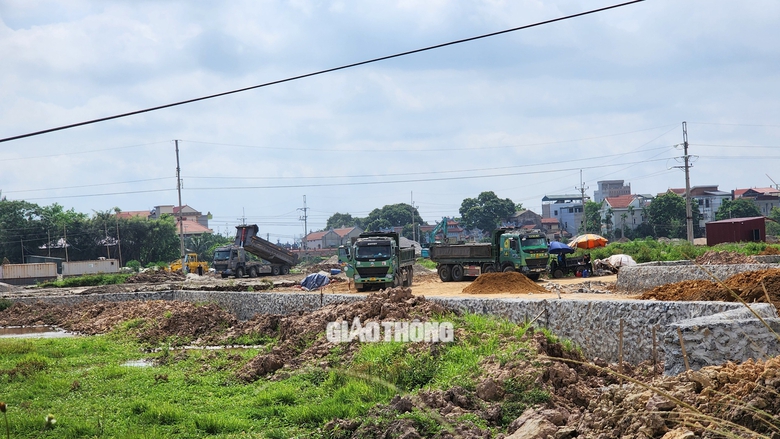 Bất an đường đấu nối tr&aacute;i ph&eacute;p với quốc lộ 1A, xe tải lớn nườm nượp v&agrave;o ra- Ảnh 4.