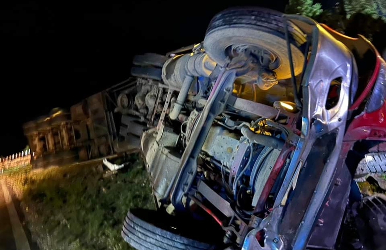 Lật xe đầu k&eacute;o tr&ecirc;n đ&egrave;o Thung Khe, hai người mắc kẹt trong cabin, một người tử vong- Ảnh 1.