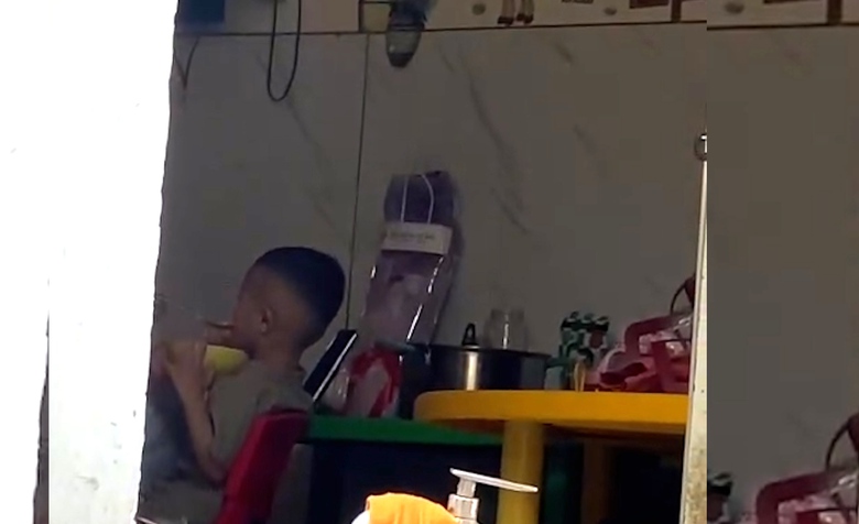 B&eacute; trai bị nhồi cơm, t&aacute;t v&agrave;o mặt tại điểm tr&ocirc;ng giữ trẻ tự ph&aacute;t- Ảnh 1.