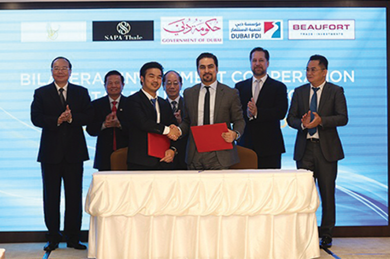 Tỷ ph&uacute; Mai Vũ Minh (đứng giữa) v&agrave; &ocirc;ng Fahad Al Gergawi &ndash; Chủ tịch Hiệp hội Đầu tư thế giới (WAIPA) ki&ecirc;m CEO của Dubai FDI k&yacute; kết chương tr&igrave;nh hợp t&aacute;c đầu tư giữa SAPA Thale v&agrave; Dubai FDI thuộc Ch&iacute;nh phủ Dubai.