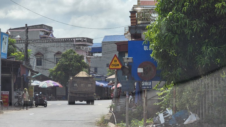 Th&aacute;i B&igrave;nh: Dự &aacute;n thi c&ocirc;ng ẩu, để xe tải lớn chạy nườm nượp tr&ecirc;n đường nhỏ- Ảnh 3.