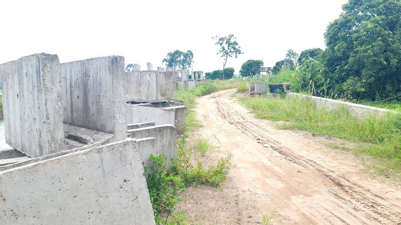 Th&aacute;i B&igrave;nh: Dự &aacute;n thi c&ocirc;ng ẩu, để xe tải lớn chạy nườm nượp tr&ecirc;n đường nhỏ- Ảnh 4.