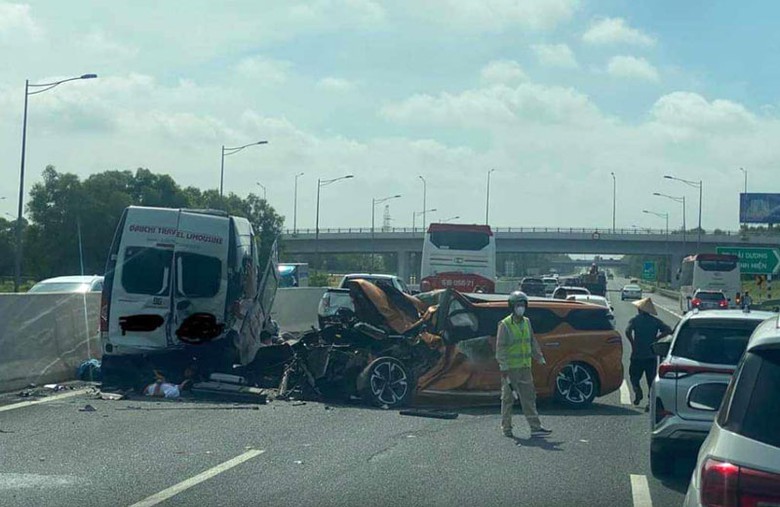 Hiện trường vụ tai nạn giữa 3 xe ô tô trên cao tốc Hà Nội - Hải Phòng làm 8 người thương vong. Hiện trường vụ tai nạn giữa 3 xe ô tô trên cao tốc Hà Nội - Hải Phòng làm 8 người thương vong.