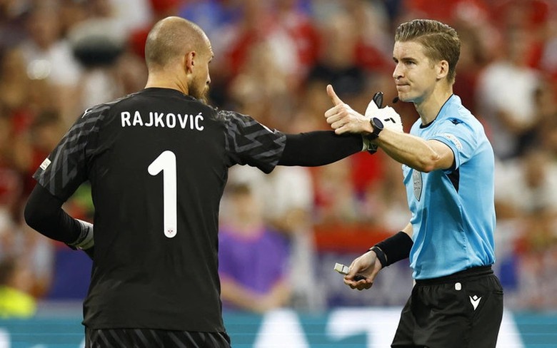 UEFA ra quyết định g&acirc;y tranh c&atilde;i vụ trọng t&agrave;i bắt chung kết EURO 2024- Ảnh 1.