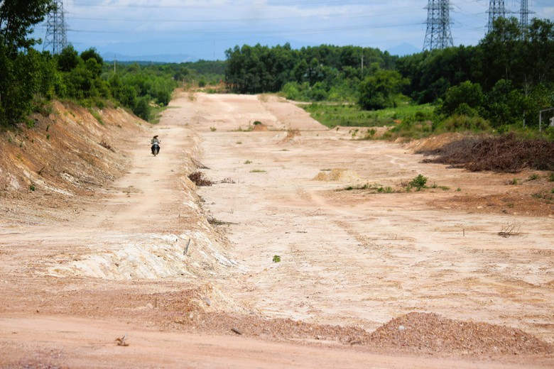 Quảng Trị: Chủ đầu tư giải trình gì về dự án đường 65 tỷ gần 3 năm chỉ mới bóc phong hóa?- Ảnh 4. Quảng Trị: Chủ đầu tư giải trình gì về dự án đường 65 tỷ gần 3 năm chỉ mới bóc phong hóa?- Ảnh 4.
