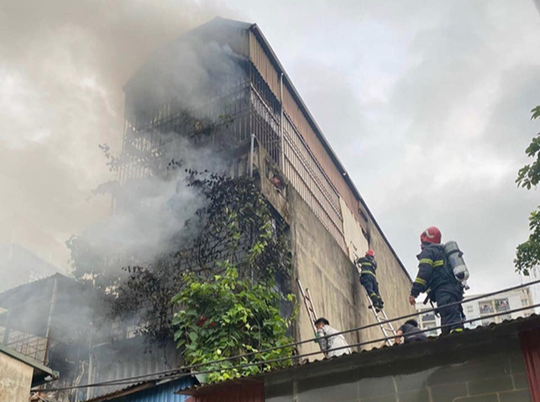 Chủ tịch H&agrave; Nội tặng bằng khen cho 5 c&aacute;n bộ, chiến sỹ c&ocirc;ng an- Ảnh 1.