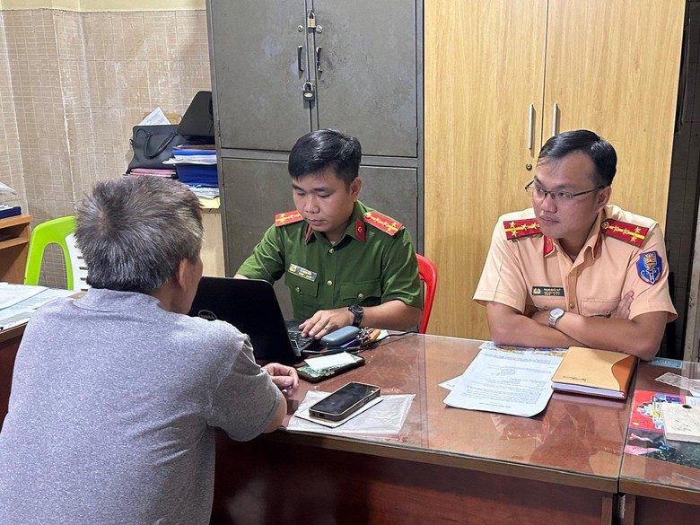 TP.HCM: Xử l&yacute; nam t&agrave;i xế đ&aacute;nh phụ nữ do m&acirc;u thuẫn tr&ecirc;n đường- Ảnh 1.