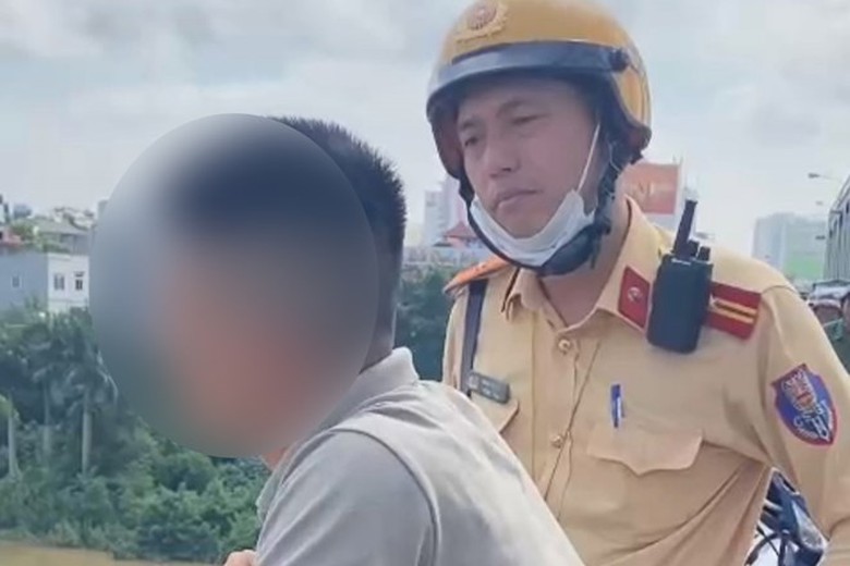 CSGT kịp thời ngăn nam thanh ni&ecirc;n định nhảy cầu tự tử- Ảnh 1.