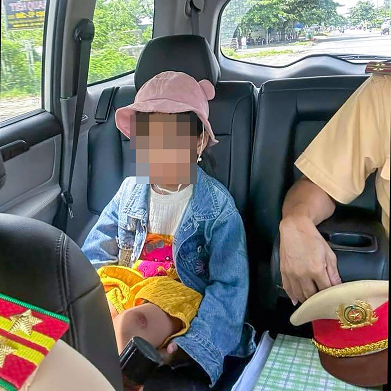 B&eacute; g&aacute;i hoảng loạn sau va chạm giao th&ocirc;ng được CSGT đưa về nh&agrave; an to&agrave;n- Ảnh 1.