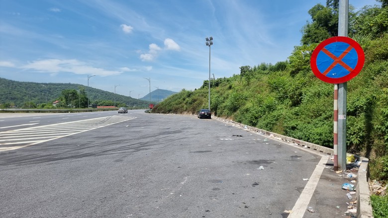 Ô tô dừng đỗ ở đầu hầm cao tốc Mai Sơn - QL45 bất chấp biển cấm- Ảnh 1. Ô tô dừng đỗ ở đầu hầm cao tốc Mai Sơn - QL45 bất chấp biển cấm- Ảnh 1.