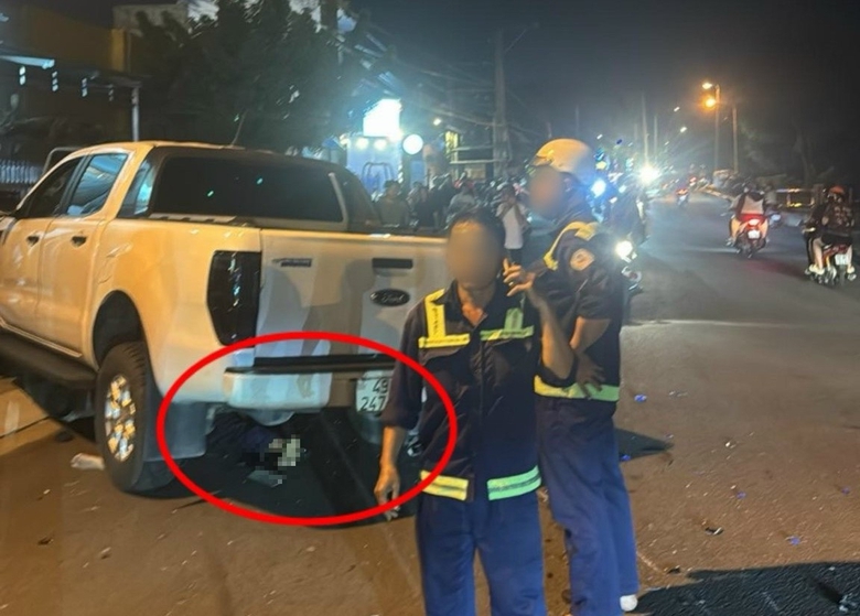 Bình Dương: Xe bán tải cuốn xe máy vào gầm khiến một người tử vong- Ảnh 3. Bình Dương: Xe bán tải cuốn xe máy vào gầm khiến một người tử vong- Ảnh 3.