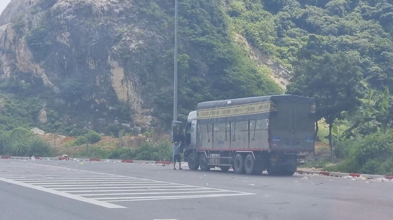 Ô tô dừng đỗ ở đầu hầm cao tốc Mai Sơn - QL45 bất chấp biển cấm- Ảnh 3. Ô tô dừng đỗ ở đầu hầm cao tốc Mai Sơn - QL45 bất chấp biển cấm- Ảnh 3.