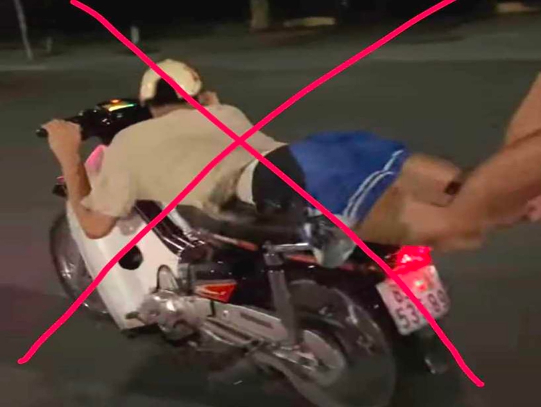 Nằm trên yên điều khiển xe máy, nam thanh niên bị công an "sờ gáy"- Ảnh 1. Nằm trên yên điều khiển xe máy, nam thanh niên bị công an "sờ gáy"- Ảnh 1.