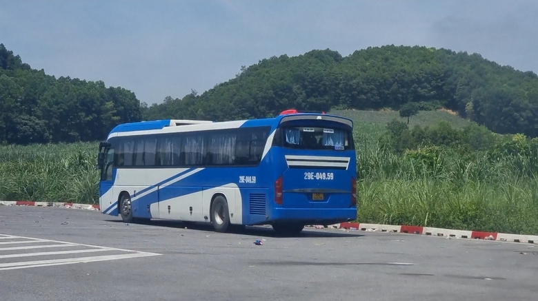 Ô tô dừng đỗ ở đầu hầm cao tốc Mai Sơn - QL45 bất chấp biển cấm- Ảnh 4. Ô tô dừng đỗ ở đầu hầm cao tốc Mai Sơn - QL45 bất chấp biển cấm- Ảnh 4.