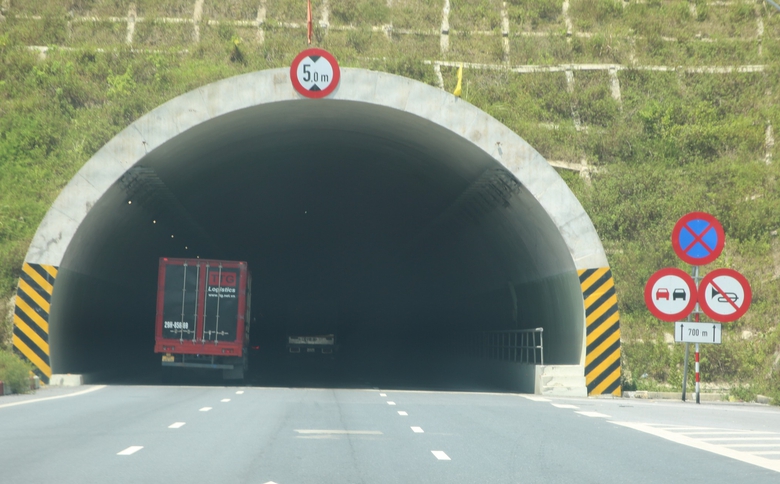 Ô tô dừng đỗ ở đầu hầm cao tốc Mai Sơn - QL45 bất chấp biển cấm- Ảnh 6. Ô tô dừng đỗ ở đầu hầm cao tốc Mai Sơn - QL45 bất chấp biển cấm- Ảnh 6.