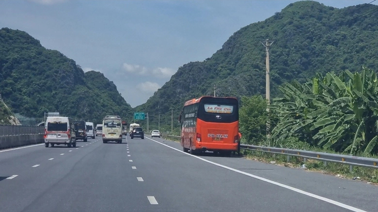 Ô tô dừng đỗ ở đầu hầm cao tốc Mai Sơn - QL45 bất chấp biển cấm- Ảnh 5. Ô tô dừng đỗ ở đầu hầm cao tốc Mai Sơn - QL45 bất chấp biển cấm- Ảnh 5.