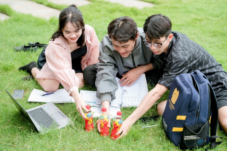 Sau kỳ thi tốt nghiệp, nhiều teen 2K6 chọn c&aacute;ch thanh lọc cơ thể để bản th&acirc;n tươi m&aacute;t hơn mỗi ng&agrave;y bằng Tr&agrave; Thanh Nhiệt Dr Thanh v&agrave; h&aacute;o hức săn h&agrave;ng ng&agrave;n giải thưởng gi&aacute; trị mỗi ng&agrave;y c&ugrave;ng thương hiệu đồ uống nổi tiếng n&agrave;y.