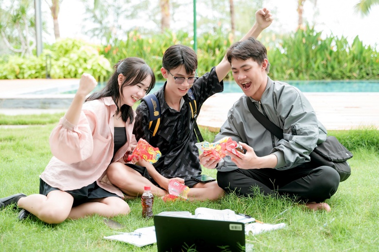 Đến nay đ&atilde; c&oacute; hơn 15 ng&agrave;n giải thưởng l&agrave; thẻ c&agrave;o điện thoại tr&iacute; gi&aacute; từ 10 ng&agrave;n đến 500 ng&agrave;n đồng được trao cho người chơi tr&uacute;ng thưởng từ chương tr&igrave;nh &ldquo;X&eacute; nh&atilde;n Tr&agrave; Dr Thanh - 1 lần tr&uacute;ng x9 lần qu&agrave;&rdquo;.