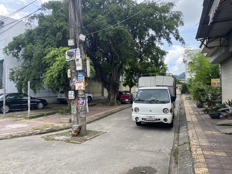 Sớm xử l&yacute; cột điện nằm giữa đường ở TP Cẩm Phả- Ảnh 1.