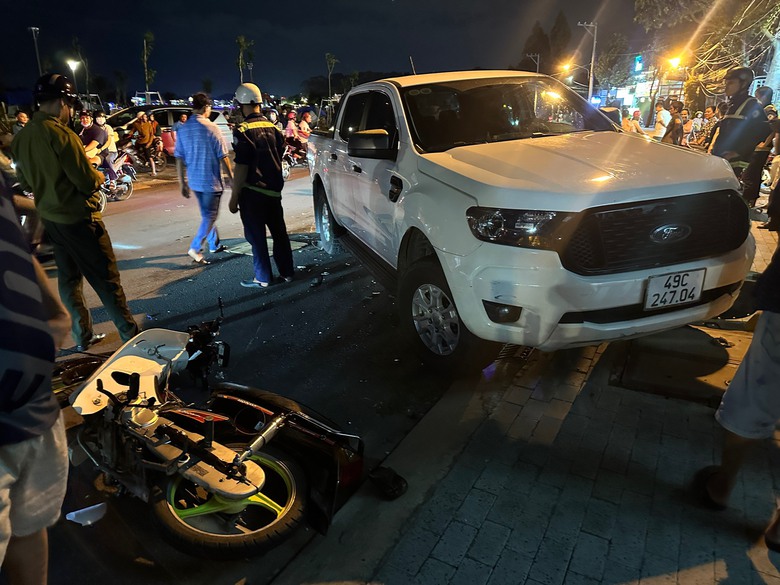 Bình Dương: Xe bán tải cuốn xe máy vào gầm khiến một người tử vong- Ảnh 1. Bình Dương: Xe bán tải cuốn xe máy vào gầm khiến một người tử vong- Ảnh 1.