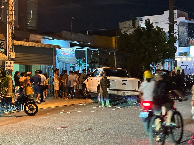 Bình Dương: Xe bán tải cuốn xe máy vào gầm khiến một người tử vong- Ảnh 2. Bình Dương: Xe bán tải cuốn xe máy vào gầm khiến một người tử vong- Ảnh 2.