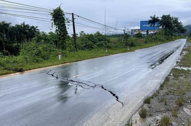 H&agrave; Giang: Xuất hiện vết nứt lớn tr&ecirc;n quốc lộ 2- Ảnh 1.