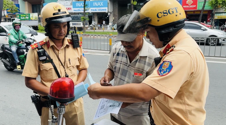 Kiểm so&aacute;t hơn 40.000 trường hợp qua VNeID, c&oacute; người kh&ocirc;ng mang điện thoại- Ảnh 1.