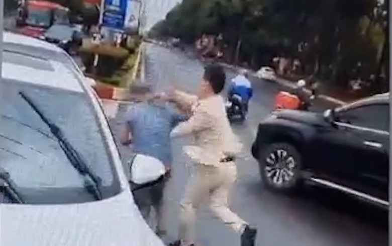 Ô tô rước dâu va chạm xe tải, chú rể đuổi đánh tài xế- Ảnh 1. Ô tô rước dâu va chạm xe tải, chú rể đuổi đánh tài xế- Ảnh 1.