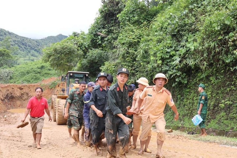 D&ugrave;ng tay c&agrave;o đất t&igrave;m nạn nh&acirc;n vụ sạt lở v&ugrave;i xe kh&aacute;ch ở H&agrave; Giang- Ảnh 1.