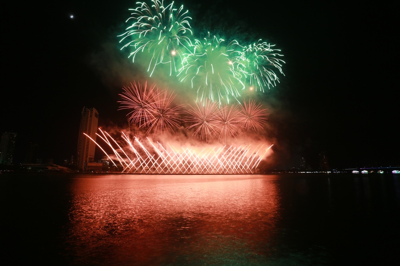 Tr&igrave;nh diễn m&atilde;n nh&atilde;n, Phần Lan vượt Trung Quốc gi&agrave;nh v&ocirc; địch lễ hội ph&aacute;o hoa Đ&agrave; Nẵng- Ảnh 3.