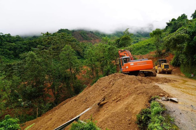 Dừng t&igrave;m kiếm nạn nh&acirc;n vụ sạt lở 11 người chết, tập trung th&ocirc;ng tuyến QL34- Ảnh 2.