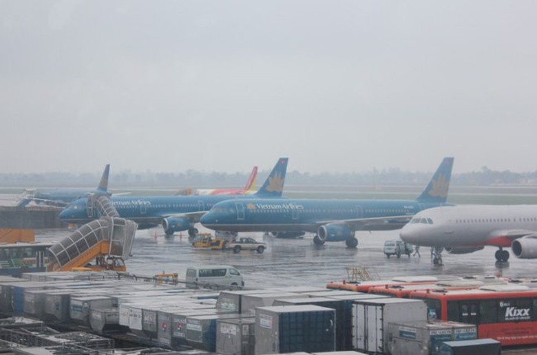 Nhiều s&acirc;n bay lớn bị ảnh hưởng bởi &aacute;p thấp nhiệt đới- Ảnh 1.