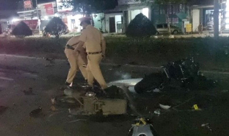 CSGT kh&aacute;m nghiệm tại hiện trường vụ tai nạn - Ảnh: Đ.A.