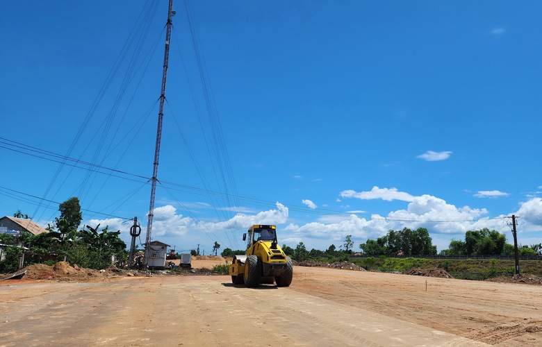 Th&ocirc;ng mặt bằng, c&ocirc;ng trường cao tốc qua Quảng Ng&atilde;i rầm rập tiếng m&aacute;y- Ảnh 11.