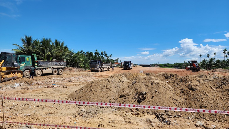 Th&ocirc;ng mặt bằng, c&ocirc;ng trường cao tốc qua Quảng Ng&atilde;i rầm rập tiếng m&aacute;y- Ảnh 12.